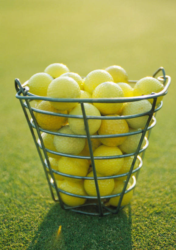 无人,竖图,俯视,室外,特写,白天,旅游,度假,草地,草坪,植物,一堆,许多,堆叠,堆积,高尔夫,高尔夫球,球篮,球场,娱乐,高尔夫球场,草,黄色,绿色,享受,休闲,放松,堆,高尔夫球杆,绿茵场,户外运动,高尔夫运动,高尔夫球具,彩图,高角度拍摄