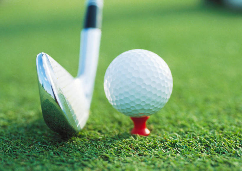 无人,横图,室外,特写,白天,正面,旅游,度假,草地,草坪,植物,静物,阴影,朦胧,模糊,光线,高尔夫,高尔夫球,影子,球场,娱乐,高尔夫球场,草,一个,绿色,白色,阳光,享受,休闲,放松,球托,单个,高尔夫球杆,绿茵场,户外运动,高尔夫运动,高尔夫球具,彩图