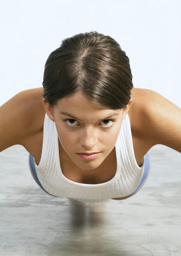 西方人,一个人,俯卧撑,竖图,室内,白天,正面,锻炼,运动,欧洲,欧洲人,仅一个年轻女性,仅一个女性,仅一个人,撑,体操,墙,地面,注视,休闲装,墙壁,墙面,观察,看,休闲,休闲服,观看,察看,撑着,关注,室内运动,年轻女性,女人,女性,白种人,半身,彩图,健身