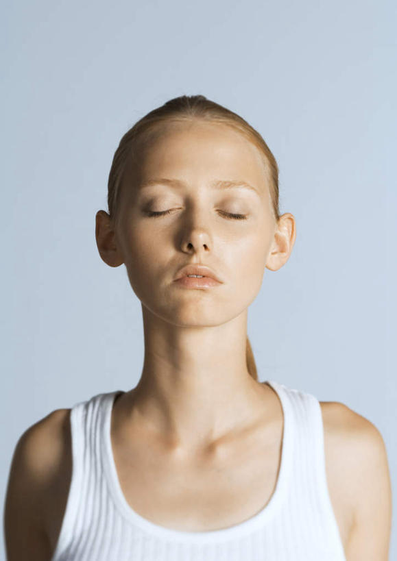 西方人,一个人,站,闭眼,竖图,室内,白天,正面,锻炼,运动,欧洲,欧洲人,仅一个年轻女性,仅一个女性,仅一个人,体操,墙,休闲装,墙壁,墙面,站着,休闲,休闲服,室内运动,年轻女性,女人,女性,白种人,闭眼睛,闭着眼,闭着眼睛,站立,半身,彩图,健身