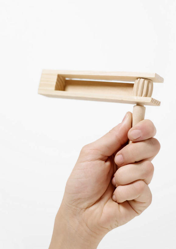 西方人,手,一个人,竖图,室内,特写,白天,白色背景,正面,欧洲,欧洲人,仅一个年轻女性,仅一个女性,仅一个人,握,木头,手工艺品,拿,拿着,一个,手部,握着,摄影,影棚,单个,工艺,单手,年轻女性,女人,女性,白种人,半身,彩图,影棚拍摄,拍摄