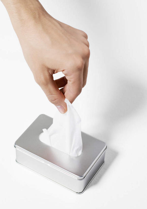 西方人,手,一个人,竖图,室内,特写,白天,白色背景,正面,欧洲,欧洲人,仅一个年轻女性,仅一个女性,仅一个人,握,拿,拿着,纸巾盒,一个,纸巾,手部,握着,摄影,影棚,单个,单手,年轻女性,女人,女性,白种人,半身,彩图,影棚拍摄,拍摄