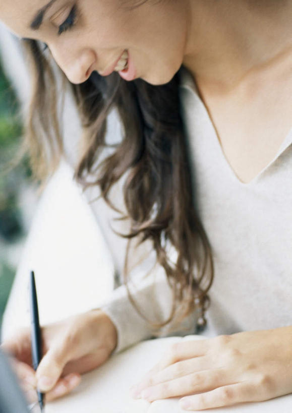 西方人,一个人,站,笑,微笑,露齿笑,竖图,室外,白天,正面,欧洲,欧洲人,仅一个年轻女性,仅一个女性,仅一个人,握,写,笔,记事本,拿,拿着,注视,本子,笔记本,观察,记录,看,站着,握着,观看,察看,关注,年轻女性,女人,女性,白种人,站立,半身,彩图