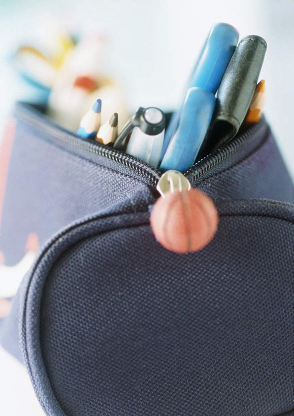 鼻子,无人,竖图,室内,特写,白天,正面,桌子,静物,许多,朦胧,模糊,笔,蜡笔,办公桌,褐色,圆珠笔,水笔,文具,一个,笔袋,铅笔,单个,彩图