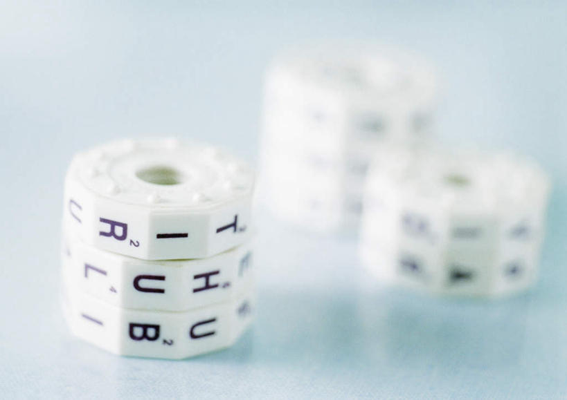 无人,横图,俯视,室内,特写,白天,游戏,桌子,静物,玩具,朦胧,模糊,标志,文字,字符,塑料,字母,办公桌,旋转,标识,三个,白色,转盘,彩图,高角度拍摄