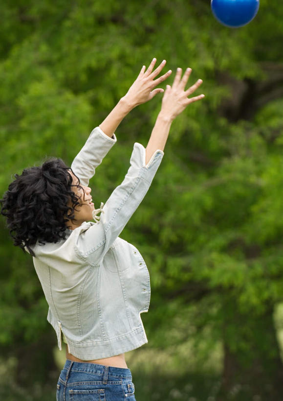 西方人,一个人,伸展双臂,竖图,室外,白天,侧面,锻炼,旅游,度假,快乐,比赛,运动,竞争,欧洲,欧洲人,仅一个年轻女性,仅一个女性,仅一个人,娱乐,享受,休闲,球体,放松,皮球,体育运动,户外运动,体育,年轻女性,女人,女性,白种人,敞开双臂,伸开双臂,展开双肩,张开手臂,张开双臂,半身,彩图,健身