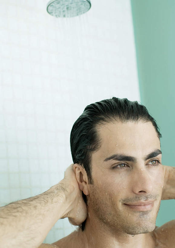 西方人,一个人,站,笑,微笑,竖图,室内,白天,正面,洗澡,卫生间,浴室,欧洲,欧洲人,仅一个男性,仅一个人,注视,干净,仅一个年轻男性,观察,看,站着,健康,观看,察看,卫生,喷头,关注,男人,男性,年轻男性,白种人,淋浴房,站立,半身,彩图,冲凉房,沐浴间,沐浴室