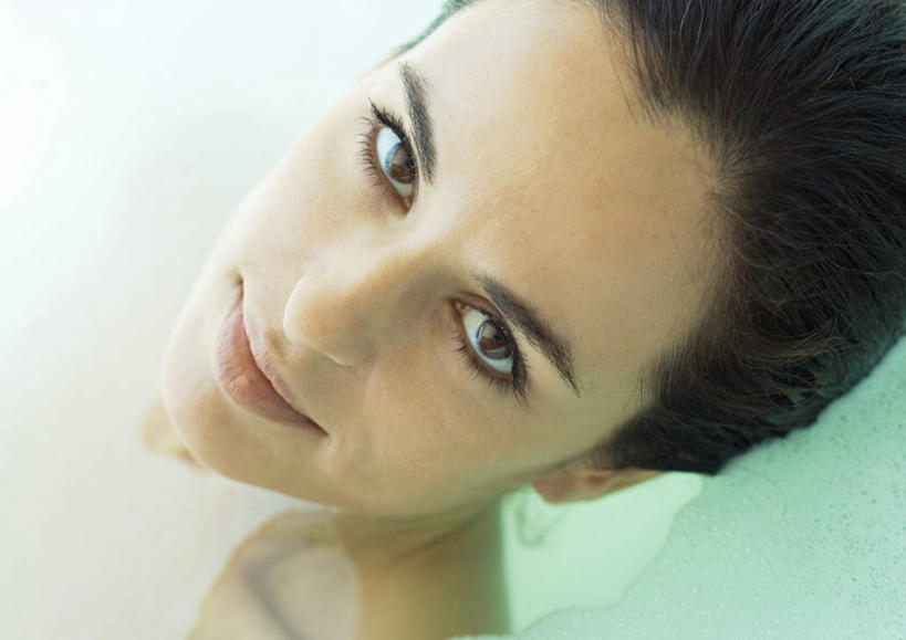 西方人,脸,头,脸颊,一个人,躺,横图,俯视,室内,特写,白天,美容,洗澡,水,欧洲,欧洲人,仅一个年轻女性,仅一个女性,仅一个人,护肤,泡沫,液体,公寓,注视,裸露,住宅,观察,看,保养,享受,休闲,放松,保健,泡泡浴,赤裸,观看,盆浴,察看,关注,裸,养颜,卧着,年轻女性,女人,女性,白种人,头部,脸部,脸蛋,面部,躺着,卧,半身,彩图,高角度拍摄,沐浴