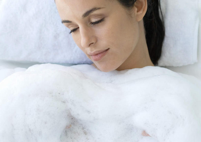 西方人,脸,头,脸颊,一个人,躺,闭眼,横图,俯视,室内,特写,白天,美容,洗澡,水,欧洲,欧洲人,仅一个年轻女性,仅一个女性,仅一个人,护肤,泡沫,液体,公寓,裸露,住宅,保养,享受,休闲,放松,保健,泡泡浴,赤裸,盆浴,裸,养颜,卧着,年轻女性,女人,女性,白种人,头部,脸部,脸蛋,面部,闭眼睛,闭着眼,闭着眼睛,躺着,卧,半身,彩图,高角度拍摄,沐浴