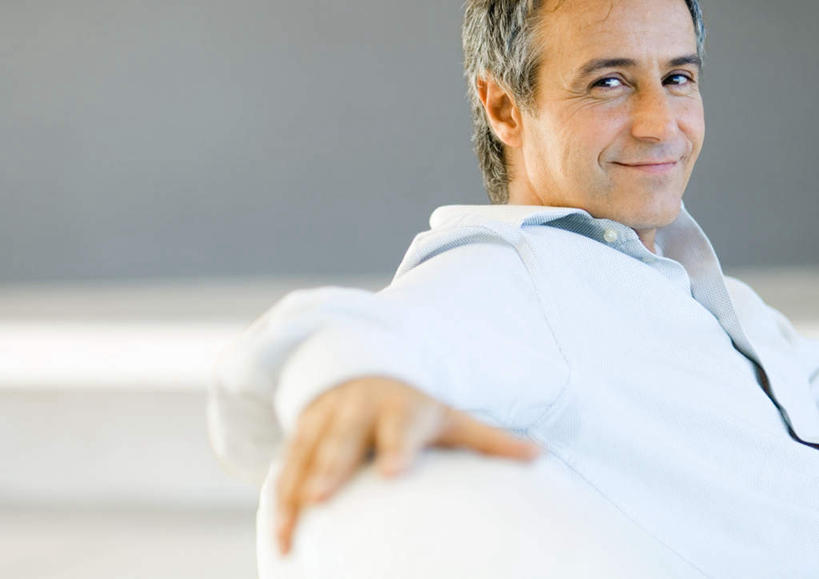 西方人,一个人,坐,笑,微笑,横图,室内,特写,白天,侧面,衬衫,快乐,幸福,沙发,欧洲,欧洲人,仅一个男性,仅一个人,伸展,朦胧,模糊,注视,仅一个年轻男性,观察,看,观看,满足,察看,关注,男人,男性,年轻男性,白种人,坐着,半身,彩图,衬衣,高兴,皮沙发