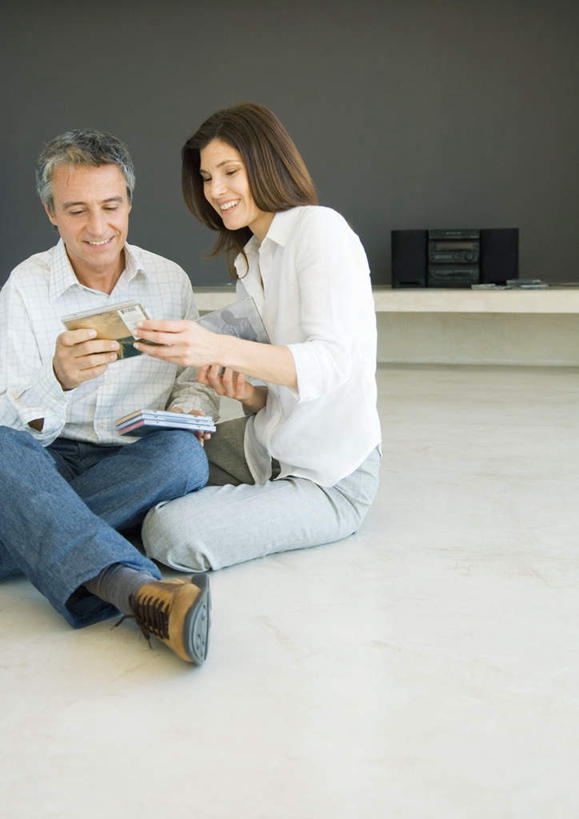 西方人,两个人,坐,笑,说,盘腿,微笑,露齿笑,竖图,室外,白天,正面,爱情,欧洲,欧洲人,握,光盘,唱片,光碟,浪漫,拿,拿着,牛仔裤,休闲装,存储介质,休闲,温暖,温馨,休闲服,恩爱,握着,恋人,录音机,碟片,和睦,交流,男人,男性,女人,女性,中年男性,中年女性,白种人,情侣,沟通,讲话,交谈,盘腿而坐,盘膝,盘着腿的,盘着腿坐,双腿交叉,说话,谈话,坐着,半身,彩图,伴侣,融洽