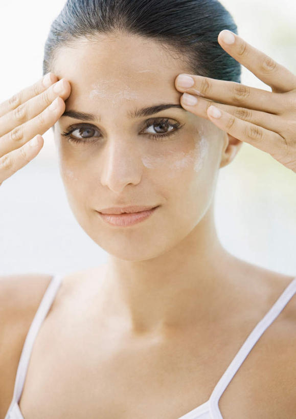 西方人,脸,头,脸颊,脖子,一个人,竖图,室外,特写,白天,正面,化妆,美容,旅游,度假,快乐,幸福,欧洲,欧洲人,仅一个年轻女性,仅一个女性,仅一个人,护肤,阴影,光线,影子,涂抹,注视,娱乐,阳光,夏天,观察,看,保养,享受,休闲,放松,观看,满足,察看,防晒霜,关注,养颜,肩部,年轻女性,女人,女性,白种人,头部,脖,颈,颈部,脸部,脸蛋,面部,半身,彩图,高兴