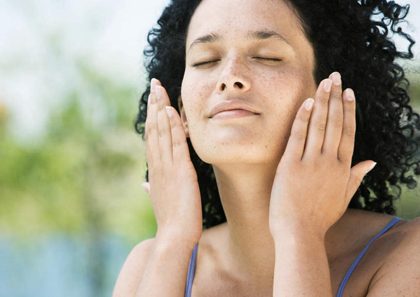 西方人,脸,头,脸颊,脖子,头发,一个人,闭眼,横图,室外,特写,白天,正面,化妆,美容,旅游,度假,快乐,幸福,欧洲,欧洲人,仅一个年轻女性,仅一个女性,仅一个人,护肤,朦胧,模糊,涂抹,娱乐,蓝色,黑色,蓝天,天空,天,夏天,保养,享受,休闲,放松,满足,防晒霜,养颜,肩部,年轻女性,女人,女性,白种人,头部,卷发,脖,颈,颈部,脸部,脸蛋,面部,闭眼睛,闭着眼,闭着眼睛,半身,彩图,高兴