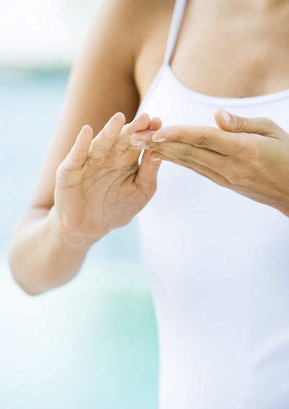 西方人,手,胸,一个人,站,竖图,室外,特写,白天,正面,泳装,比基尼,化妆,美容,旅游,度假,快乐,幸福,欧洲,欧洲人,仅一个年轻女性,仅一个女性,仅一个人,护肤,涂,涂抹,娱乐,化妆品,夏天,站着,保养,享受,休闲,手部,放松,保健,满足,防晒霜,护肤品,养颜,年轻女性,女人,女性,白种人,胸部,站立,半身,彩图,泳衣,高兴