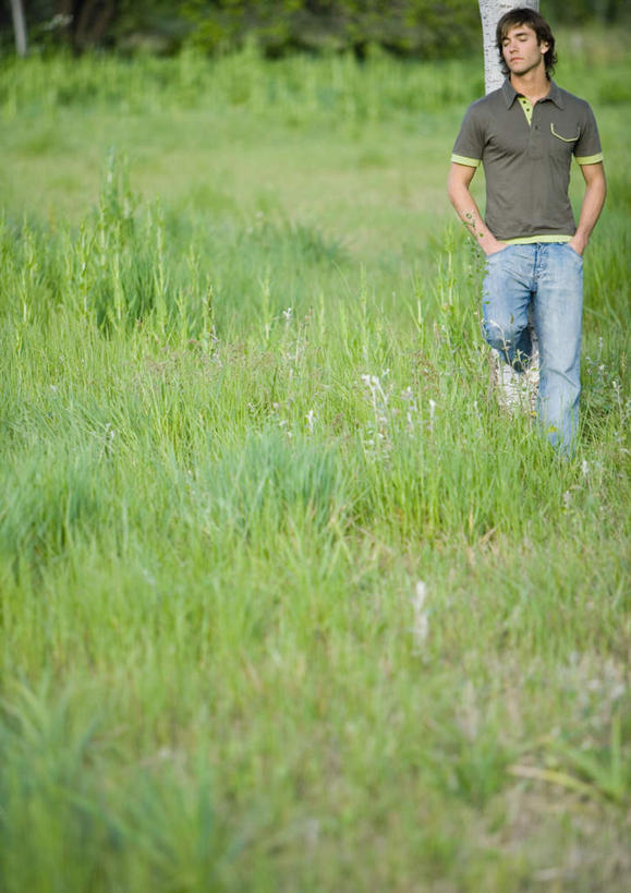 西方人,一个人,站,竖图,室外,白天,正面,旅游,度假,美景,欧洲,欧洲人,仅一个男性,仅一个人,景观,牛仔裤,休闲装,娱乐,仅一个年轻男性,自然,站着,享受,休闲,休闲服,景色,放松,自然风光,男人,男性,年轻男性,白种人,插兜,两手抄兜,两手放兜,手插兜,手放口袋,站立,彩图,全身