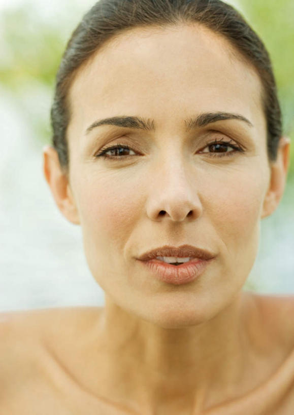 西方人,脸,头,脸颊,脖子,头发,一个人,竖图,室外,特写,白天,正面,欧洲,欧洲人,仅一个年轻女性,仅一个女性,仅一个人,黑色,肩部,年轻女性,女人,女性,白种人,头部,长发,脖,颈,颈部,脸部,脸蛋,面部,半身,彩图