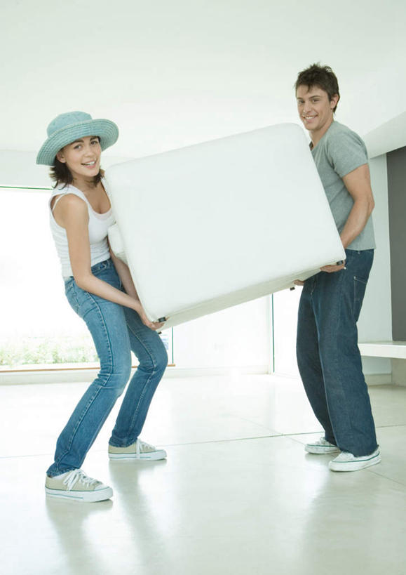 西方人,两个人,站,笑,微笑,露齿笑,竖图,室内,白天,侧面,爱情,快乐,幸福,太阳,窗户,柜子,家具,落地窗,帽子,欧洲,欧洲人,抬,阴影,光线,瓷砖,地砖,影子,地面,浪漫,牛仔裤,休闲装,玻璃窗,阳光,遮阳帽,橱柜,站着,温暖,温馨,休闲服,恩爱,恋人,喜悦,和睦,抬着,男人,男性,年轻男性,年轻女性,女人,女性,白种人,情侣,站立,彩图,全身,愉快,伴侣,融洽