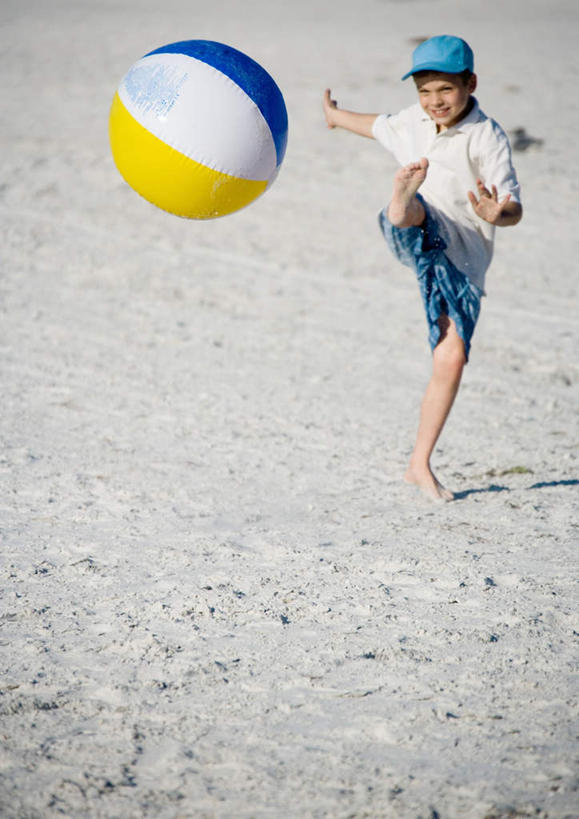 西方人,儿童,一个人,站,笑,微笑,竖图,室外,白天,正面,旅游,度假,游戏,纯洁,沙滩,欧洲,欧洲人,仅一个女性,仅一个人,踢,沙子,海岸,沙地,玩,休闲装,娱乐,球,小孩,气球,站着,仅一个小孩,享受,休闲,休闲服,踢球,放松,可爱,童年,童趣,户外运动,童真,烂漫,无邪,天真,女孩,女人,女性,白种人,孩子,海滩,玩耍,嬉戏,站立,彩图,全身,女生