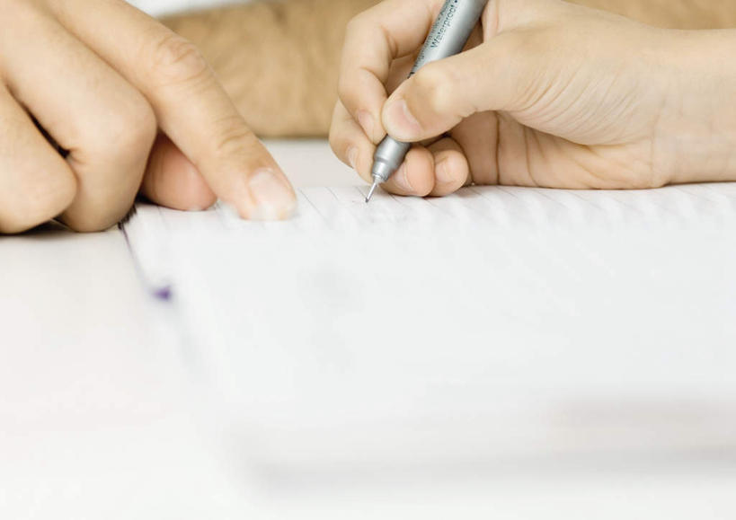 西方人,手,两个人,父亲,儿子,横图,室内,白天,正面,看书,阅读,书籍,欧洲,欧洲人,握,学习,笔,拿,拿着,铅笔,书本,看,温暖,温馨,父子,手部,父爱,读书,浏览,握着,和睦,男孩,男人,年轻男性,白种人,书,图书,半身,彩图,融洽