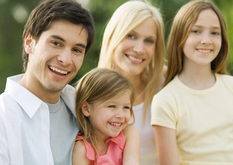 西方人,四个人,站,笑,微笑,露齿笑,横图,室外,白天,正面,快乐,幸福,欧洲,欧洲人,一排,朦胧,模糊,整齐,排列,站着,温暖,温馨,喜悦,和睦,队列,男人,男性,年轻男性,年轻女性,女孩,女人,女性,白种人,站立,半身,彩图,愉快,融洽