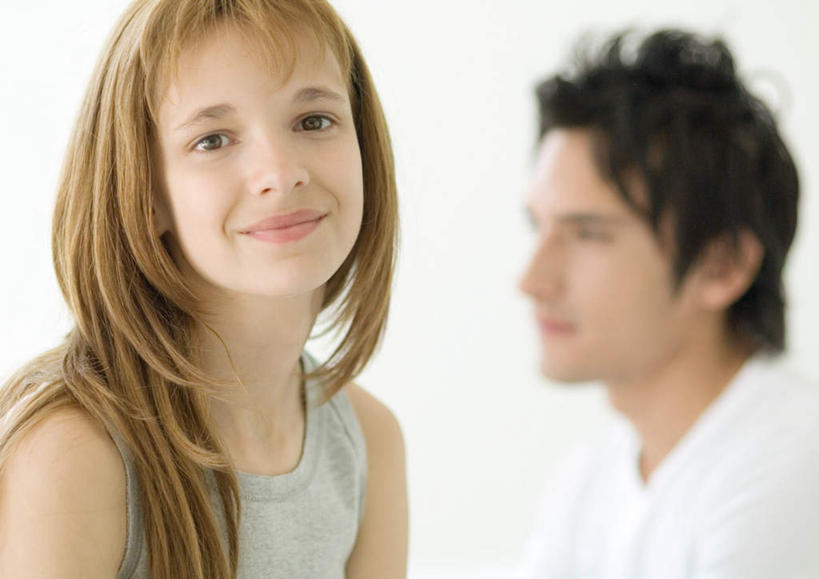 西方人,脸,头,脸颊,脖子,两个人,笑,微笑,横图,室内,白天,正面,快乐,幸福,欧洲,欧洲人,朦胧,模糊,注视,观察,看,观看,喜悦,察看,关注,男人,年轻男性,女孩,白种人,头部,脖,颈,颈部,脸部,脸蛋,面部,半身,彩图,愉快