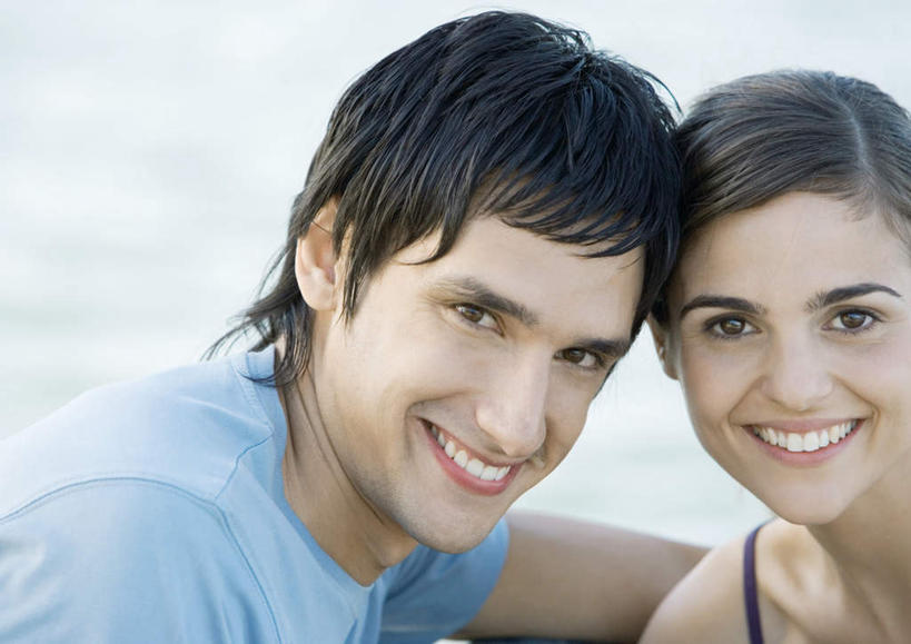 西方人,两个人,笑,微笑,露齿笑,横图,室外,白天,正面,爱情,欧洲,欧洲人,朦胧,模糊,浪漫,依靠,依偎,靠,靠着,温暖,温馨,恩爱,恋人,和睦,男人,男性,年轻男性,年轻女性,女人,女性,白种人,情侣,半身,彩图,伴侣,融洽