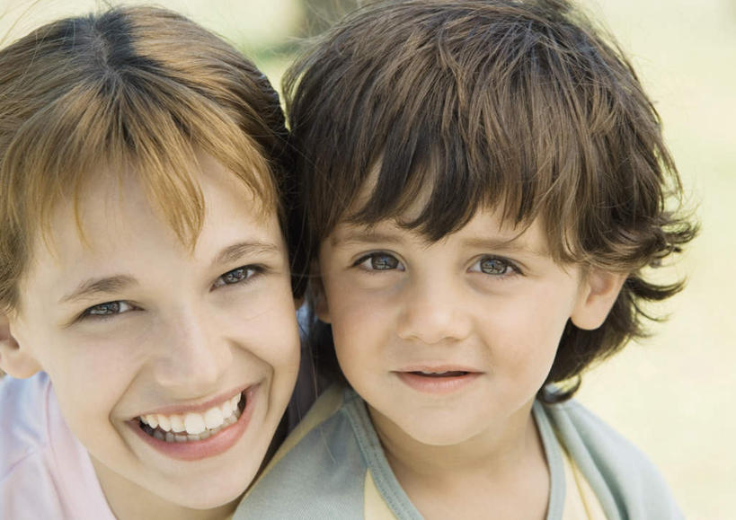 西方人,两个人,笑,微笑,露齿笑,横图,室内,特写,白天,侧面,快乐,幸福,纯洁,欧洲,欧洲人,依靠,依偎,靠,靠着,温暖,温馨,可爱,童年,童趣,喜悦,和睦,童真,烂漫,无邪,天真,男孩,女孩,白种人,半身,彩图,愉快,融洽