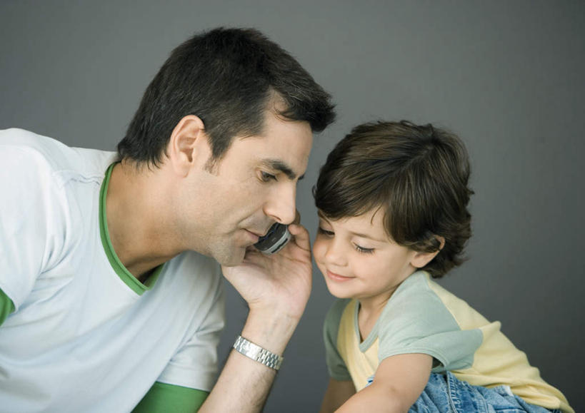 西方人,儿童,两个人,家庭,父亲,儿子,说,横图,室内,白天,正面,快乐,幸福,纯洁,欧洲,欧洲人,撑,托腮,依靠,依偎,注视,小孩,观察,看,靠,靠着,托,温暖,温馨,父子,一家人,父爱,可爱,童年,童趣,观看,喜悦,和睦,察看,关注,托下巴,童真,烂漫,无邪,交流,天真,男孩,男人,男性,年轻男性,白种人,孩子,年轻人,沟通,讲话,交谈,说话,谈话,半身,彩图,愉快,融洽,男生