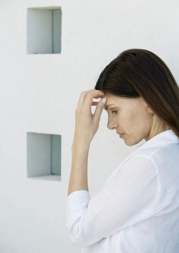 西方人,一个人,站,闭眼,竖图,室外,白天,侧面,欧洲,欧洲人,仅一个年轻女性,仅一个女性,仅一个人,墙,依靠,依偎,墙壁,墙面,靠,靠着,站着,年轻女性,女人,女性,白种人,闭眼睛,闭着眼,闭着眼睛,站立,半身,彩图