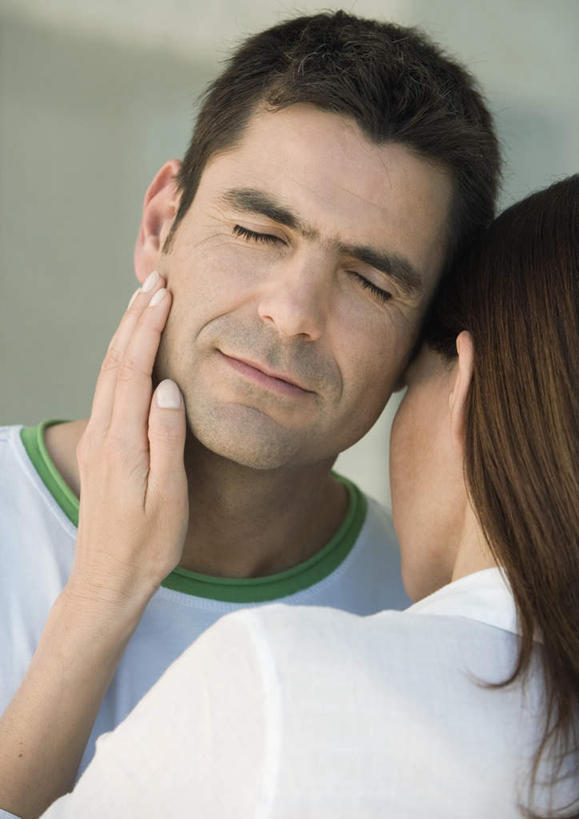 西方人,两个人,闭眼,摸,竖图,室外,白天,正面,爱情,欧洲,欧洲人,抚摸,浪漫,依靠,依偎,靠,靠着,温暖,温馨,恩爱,恋人,和睦,男人,男性,年轻男性,年轻女性,女人,女性,白种人,情侣,闭眼睛,闭着眼,闭着眼睛,触摸,接触,半身,彩图,伴侣,融洽