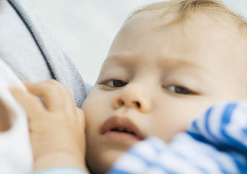 西方人,婴儿,儿童,一个人,摸,横图,室内,白天,正面,婴儿服装,纯洁,欧洲,欧洲人,仅一个人,抚摸,注视,小孩,观察,看,可爱,活泼,观看,察看,关注,宝宝,纯真,烂漫,无邪,伶俐,天真,白种人,孩子,触摸,接触,半身,彩图,婴儿服