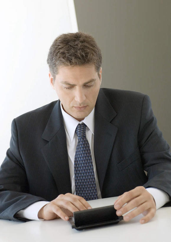 西方人,一个人,商务人士,商务男性,办公室,竖图,室内,白天,正面,衬衫,西装,成功,合作,团队,集体,信心,家具,桌子,欧洲,欧洲人,仅一个男性,仅一个人,套装,正装,办公桌,墙,领带,注视,职业装,队伍,墙壁,墙面,仅一个年轻男性,观察,看,观看,察看,操作,领导,成就,关注,商务装,合伙,领袖,工薪阶层,办公家具,男人,男性,年轻男性,白种人,白领,上班族,半身,彩图,衬衣