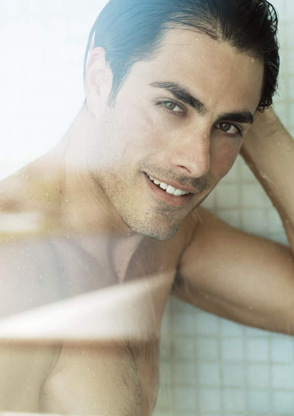 西方人,脸,头,脸颊,脖子,胸,头发,一个人,站,笑,微笑,露齿笑,竖图,室内,特写,白天,正面,洗澡,水,欧洲,欧洲人,仅一个男性,仅一个人,朦胧,模糊,液体,水滴,注视,仅一个年轻男性,观察,看,站着,保养,享受,休闲,放松,保健,潮湿,观看,察看,关注,手抱头,男人,男性,年轻男性,白种人,头部,胸部,脖,颈,颈部,脸部,脸蛋,面部,站立,半身,彩图,洗沐,洗浴