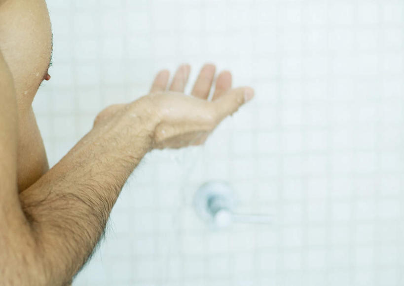 西方人,手,一个人,站,横图,室内,特写,白天,侧面,洗澡,水,卫生间,浴室,欧洲,欧洲人,仅一个男性,仅一个人,朦胧,模糊,液体,墙,水滴,裸露,墙壁,墙面,仅一个年轻男性,站着,保养,享受,休闲,手部,放松,保健,赤裸,裸,男人,男性,年轻男性,白种人,胳膊,淋浴房,站立,半身,彩图,洗沐,洗浴,冲凉房,沐浴间,沐浴室