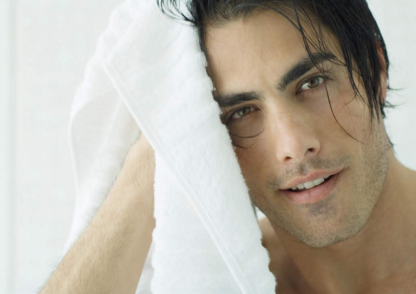 西方人,脸,头,脸颊,头发,一个人,横图,室内,特写,白天,正面,洗澡,水,卫生间,浴室,欧洲,欧洲人,仅一个男性,仅一个人,擦,握,液体,浴巾,水滴,拿,拿着,注视,仅一个年轻男性,毛巾,观察,看,保养,享受,休闲,放松,擦拭,握着,保健,潮湿,观看,察看,关注,男人,男性,年轻男性,白种人,头部,脸部,脸蛋,面部,淋浴房,半身,彩图,洗沐,洗浴,冲凉房,沐浴间,沐浴室