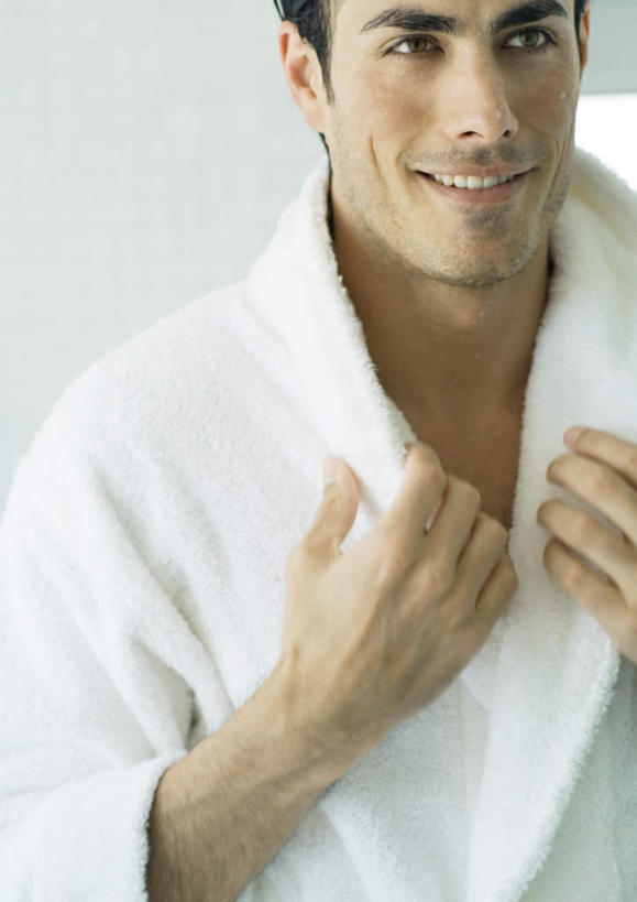 西方人,一个人,站,笑,微笑,露齿笑,竖图,室内,特写,白天,正面,浴袍,洗澡,卫生间,浴室,欧洲,欧洲人,仅一个男性,仅一个人,仅一个年轻男性,站着,保养,享受,休闲,放松,保健,男人,男性,年轻男性,白种人,淋浴房,站立,半身,彩图,汤帷子,浴衣,洗沐,洗浴,冲凉房,沐浴间,沐浴室