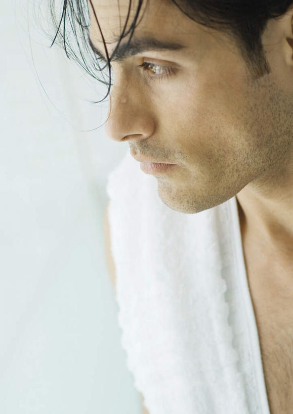 西方人,脸,头,脸颊,头发,一个人,竖图,室内,特写,白天,侧面,浴袍,洗澡,水,卫生间,浴室,欧洲,欧洲人,仅一个男性,仅一个人,液体,水滴,注视,仅一个年轻男性,观察,看,保养,享受,休闲,放松,保健,潮湿,观看,察看,关注,男人,男性,年轻男性,白种人,头部,脸部,脸蛋,面部,淋浴房,半身,彩图,汤帷子,浴衣,洗沐,洗浴,冲凉房,沐浴间,沐浴室