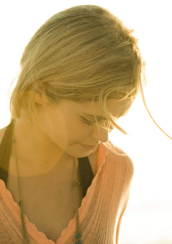 西方人,头发,一个人,闭眼,竖图,室外,特写,白天,正面,旅游,度假,快乐,太阳,欧洲,欧洲人,仅一个年轻女性,仅一个女性,仅一个人,阴影,光线,影子,休闲装,娱乐,阳光,低头,享受,休闲,休闲服,放松,金黄色,年轻女性,女人,女性,白种人,长发,闭眼睛,闭着眼,闭着眼睛,半身,彩图,愉快