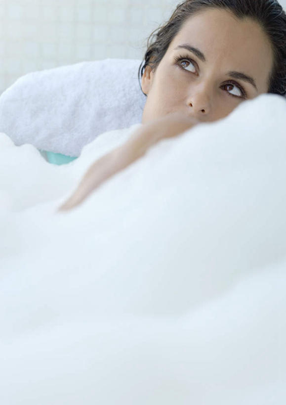 西方人,脸,头,脸颊,一个人,竖图,室内,白天,正面,洗澡,水,欧洲,欧洲人,仅一个年轻女性,仅一个女性,仅一个人,肥皂泡,泡沫,液体,水滴,注视,肥皂沫,观察,看,保养,享受,休闲,放松,遮,保健,观看,盆浴,察看,遮挡,关注,遮盖,遮蔽,年轻女性,女人,女性,白种人,头部,脸部,脸蛋,面部,半身,彩图,洗沐,洗浴