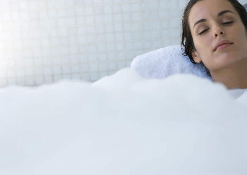 西方人,脸,头,脸颊,头发,一个人,躺,闭眼,睡,横图,室内,白天,正面,洗澡,水,卫生间,浴室,欧洲,欧洲人,仅一个年轻女性,仅一个女性,仅一个人,肥皂泡,泡沫,液体,水滴,肥皂沫,保养,享受,休闲,放松,保健,潮湿,盆浴,卧着,年轻女性,女人,女性,白种人,头部,脸部,脸蛋,面部,淋浴房,闭眼睛,闭着眼,闭着眼睛,困,困觉,寝息,睡觉,躺着,卧,半身,彩图,洗沐,洗浴,冲凉房,沐浴间,沐浴室