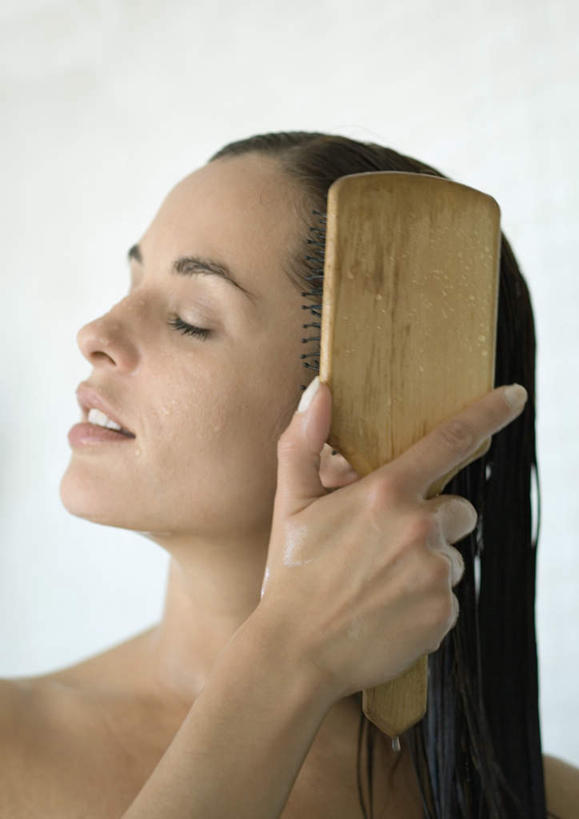 西方人,脸,头,脸颊,头发,一个人,闭眼,竖图,室内,特写,白天,正面,洗澡,水,卫生间,浴室,欧洲,欧洲人,仅一个年轻女性,仅一个女性,仅一个人,握,液体,水滴,拿,梳子,拿着,扭头,梳头,黑色,保养,享受,休闲,放松,握着,保健,潮湿,年轻女性,女人,女性,白种人,头部,长发,脸部,脸蛋,面部,淋浴房,闭眼睛,闭着眼,闭着眼睛,半身,彩图,洗沐,洗浴,冲凉房,沐浴间,沐浴室