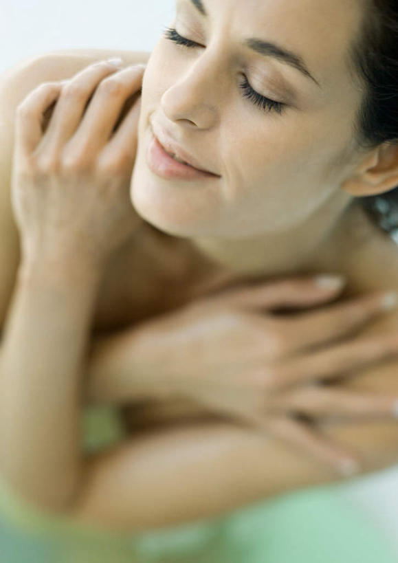 西方人,一个人,闭眼,双手交叉,竖图,俯视,室内,特写,白天,洗澡,水,卫生间,浴室,欧洲,欧洲人,仅一个年轻女性,仅一个女性,仅一个人,朦胧,模糊,液体,水滴,裸露,保养,享受,休闲,放松,保健,赤裸,盆浴,双手抱胸,裸,年轻女性,女人,女性,白种人,淋浴房,闭眼睛,闭着眼,闭着眼睛,半身,彩图,高角度拍摄,洗沐,洗浴,冲凉房,沐浴间,沐浴室