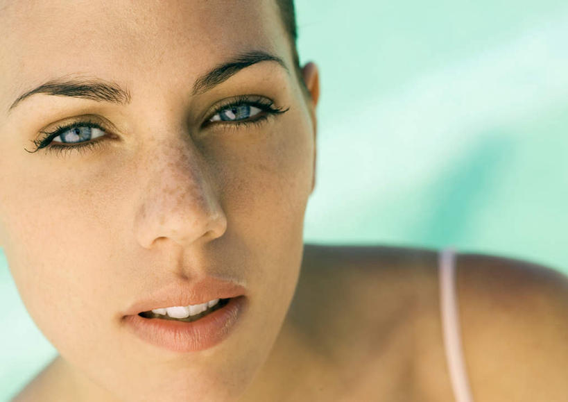 西方人,脸,头,脸颊,肩,一个人,横图,室外,特写,白天,正面,太阳,欧洲,欧洲人,仅一个年轻女性,仅一个女性,仅一个人,阴影,朦胧,模糊,光线,影子,肩膀,阳光,保养,享受,休闲,放松,保健,年轻女性,女人,女性,白种人,头部,脸部,脸蛋,面部,半身,彩图