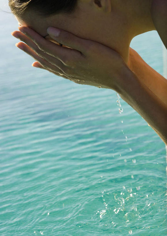 西方人,脸,头,脸颊,一个人,游泳池,捧,竖图,室外,特写,白天,侧面,水,太阳,欧洲,欧洲人,仅一个年轻女性,仅一个女性,仅一个人,阴影,波纹,透明,光线,影子,水池,水面,漩涡,洗脸,泳池,水纹,阳光,保养,享受,休闲,放松,保健,游泳馆,年轻女性,女人,女性,白种人,头部,脸部,脸蛋,面部,端,端着,捧着,手捧,半身,彩图