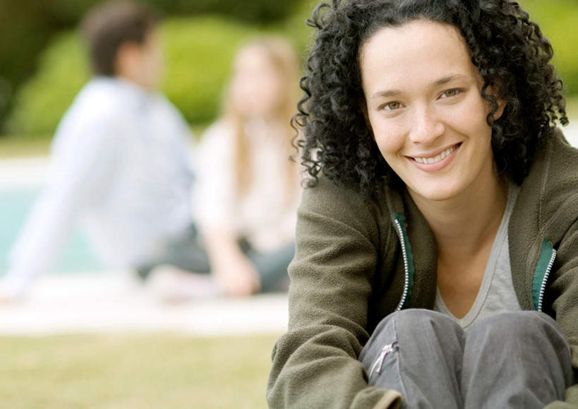 西方人,三个人,父亲,女儿,坐,笑,说,微笑,露齿笑,横图,室外,白天,正面,旅游,度假,植物,欧洲,欧洲人,朦胧,模糊,休闲装,娱乐,树,树木,绿色,自然,享受,休闲,父女,休闲服,放松,父爱,生长,成长,抱膝,户外运动,交流,男人,男性,年轻男性,年轻女性,女人,女性,白种人,屈膝,沟通,讲话,交谈,说话,谈话,坐着,半身,彩图