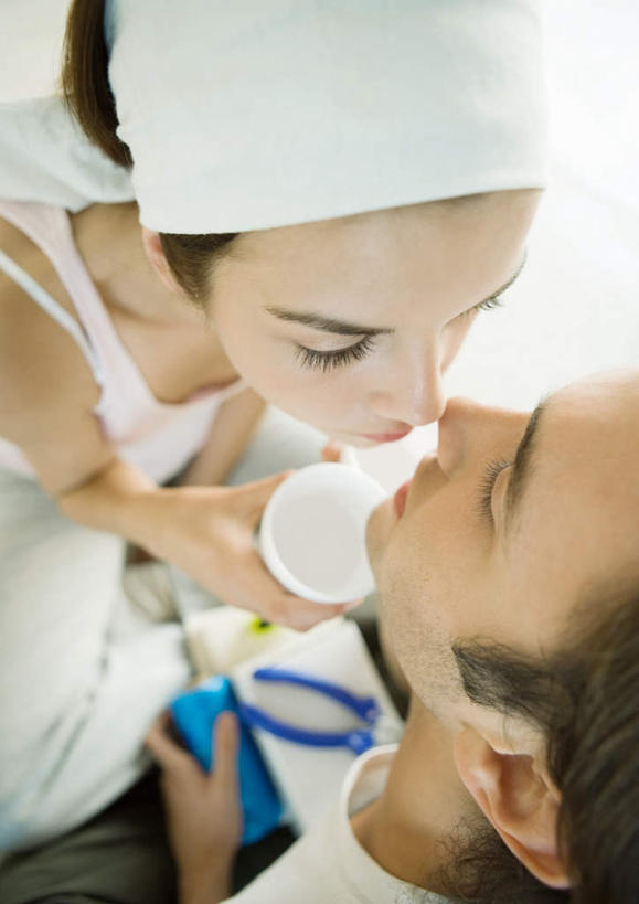 西方人,两个人,夫妻,盘腿,竖图,俯视,室内,特写,白天,爱情,水,装修,杯子,欧洲,欧洲人,握,钳子,液体,纸盒,水滴,浪漫,拿,拿着,注视,发带,束发,装潢,相视,盒子,包装盒,纸制品,观察,看,温暖,温馨,面对面,恩爱,握着,恋人,观看,纸杯,对视,搬家,和睦,察看,关注,一次性杯子,相对,相看,男人,男性,年轻男性,年轻女性,女人,女性,白种人,情侣,盘腿而坐,盘膝,盘着腿的,盘着腿坐,双腿交叉,半身,彩图,高角度拍摄,伴侣,融洽