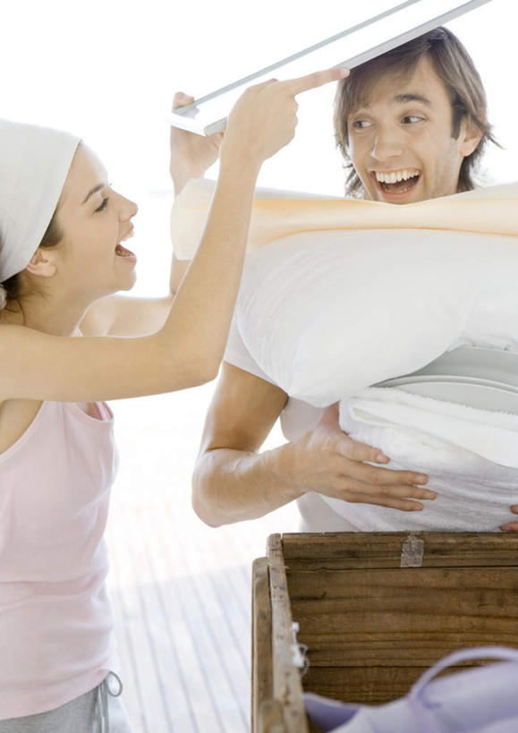 西方人,两个人,夫妻,抱,笑,微笑,露齿笑,竖图,室内,白天,正面,爱情,太阳,装修,欧洲,欧洲人,握,阴影,光线,影子,木箱,墙,浪漫,拿,拿着,休闲装,发带,束发,装潢,墙壁,墙面,衣服,阳光,箱子,张嘴,休闲,温暖,温馨,休闲服,恩爱,握着,恋人,衣物,抱着,搬家,和睦,搂着,张大嘴巴,男人,男性,年轻男性,年轻女性,女人,女性,白种人,情侣,张开嘴,搂,半身,彩图,伴侣,融洽