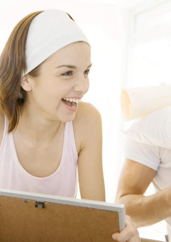 西方人,两个人,夫妻,笑,微笑,露齿笑,竖图,室内,白天,正面,T恤衫,爱情,太阳,装修,欧洲,欧洲人,握,阴影,光线,影子,墙,浪漫,拿,T恤,拿着,休闲装,发带,束发,装潢,墙壁,墙面,阳光,张嘴,休闲,温暖,温馨,休闲服,恩爱,握着,恋人,搬家,和睦,张大嘴巴,男人,男性,年轻男性,年轻女性,女人,女性,白种人,情侣,装饰画,张开嘴,半身,彩图,伴侣,融洽