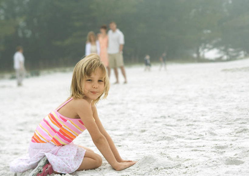 西方人,儿童,头发,四个人,站,跪,抱,笑,微笑,横图,室外,白天,正面,裙子,游戏,纯洁,森林,树林,植物,欧洲,欧洲人,一排,连衣裙,朦胧,模糊,整齐,玩,扭头,注视,娱乐,树,树木,排列,小孩,绿色,自然,观察,看,趴着,站着,休闲,可爱,童年,童趣,生长,金黄色,成长,抱着,观看,半身裙,吊带裙,察看,沙堆,搂着,队列,关注,童真,烂漫,无邪,天真,男人,男性,年轻男性,女孩,女人,女性,白种人,跪着,怀抱,搂,搂抱,趴,玩耍,嬉戏,相抱,拥抱,站立,彩图,全身,女生