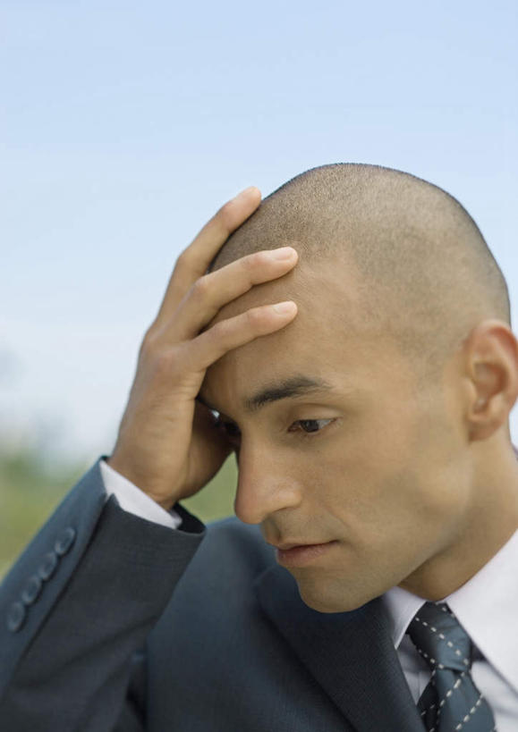 西方人,脸,头,脸颊,手,一个人,商务人士,商务男性,竖图,室外,特写,白天,正面,衬衫,欧洲,欧洲人,仅一个男性,仅一个人,套装,蓝色,蓝天,天空,天,手部,手抱头,商务装,工薪阶层,男人,男性,年轻男性,白种人,头部,脸部,脸蛋,面部,白领,上班族,半身,彩图,衬衣